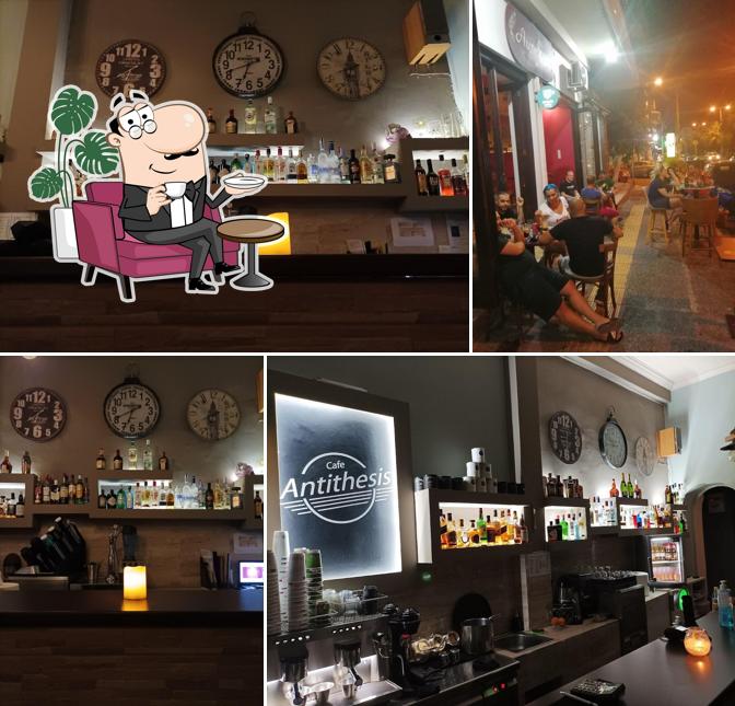 Ο χώρος του Αντίθεσις Café Bar στη Νίκαια